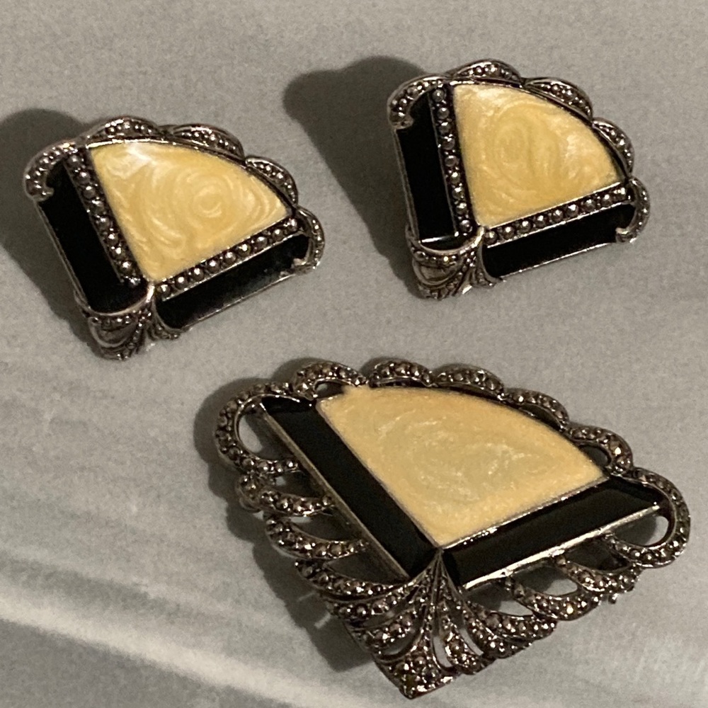 Vintage Art Deco Brooch, Earring Set of Yellow, Black Enamel in a Silvertone Fan - Picture 1 of 7